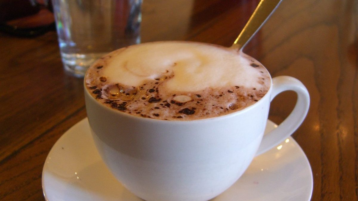 Kalın köpüklü klasik cappuccino fincanı