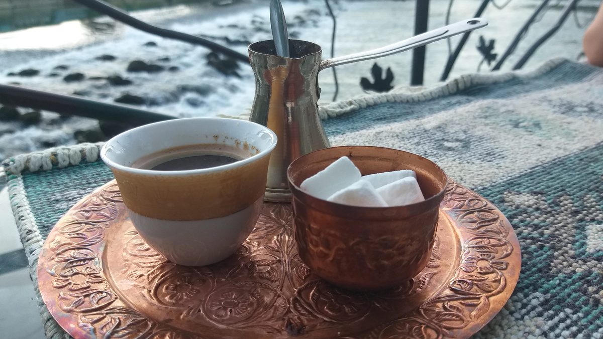 Ocakta kısık ateşte duran bakır cezve
