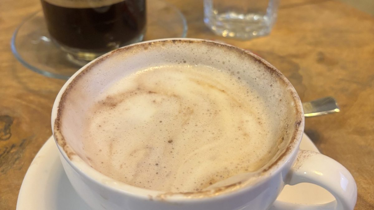 Küçük cam bardakta yarı yarıya espresso ve sütten oluşan cortado