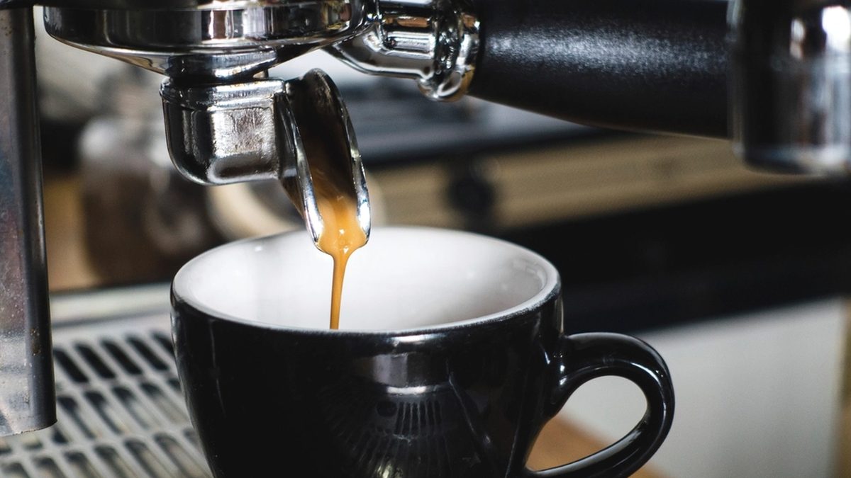 Üzerinde kalın altın renkli crema bulunan espresso fincanı