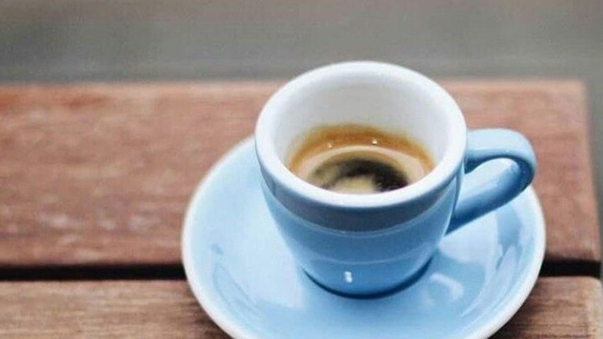Sütün üzerinde çırpılmış dalgona kahve köpüğü