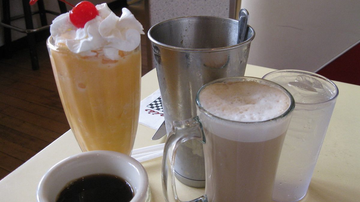 Buzlu bardakta süt ve espressodan oluşan ice latte