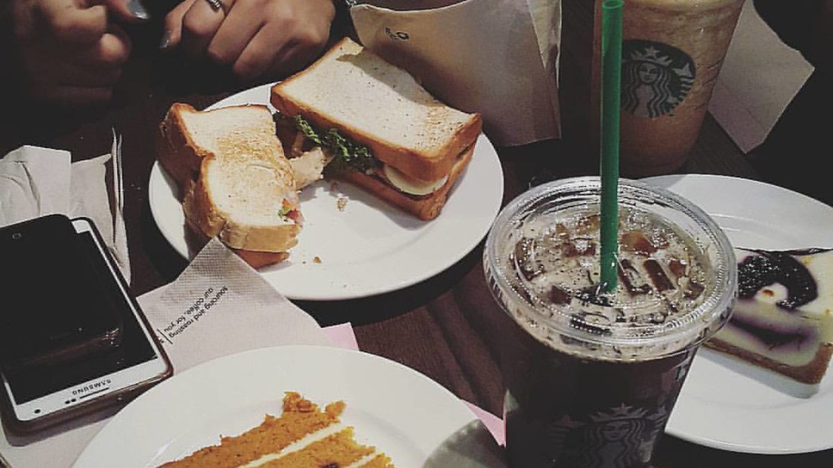 Buzlu bardakta espresso ve suyla hazırlanmış iced americano