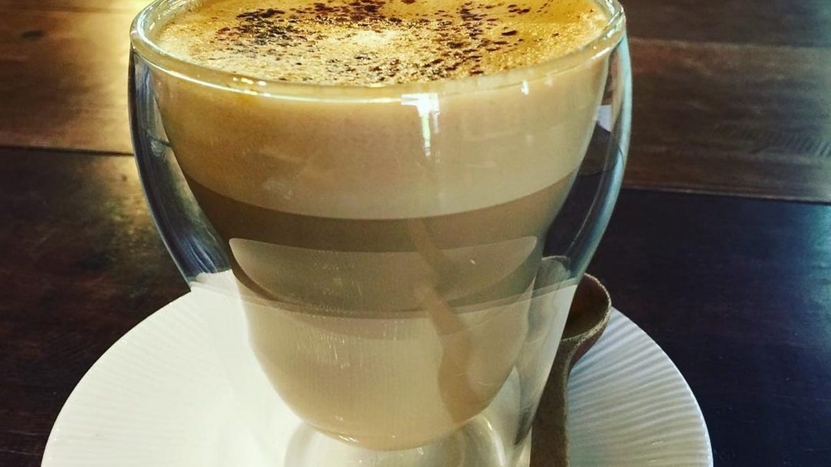 Ayaklı bardakta krema katmanlı irish coffee