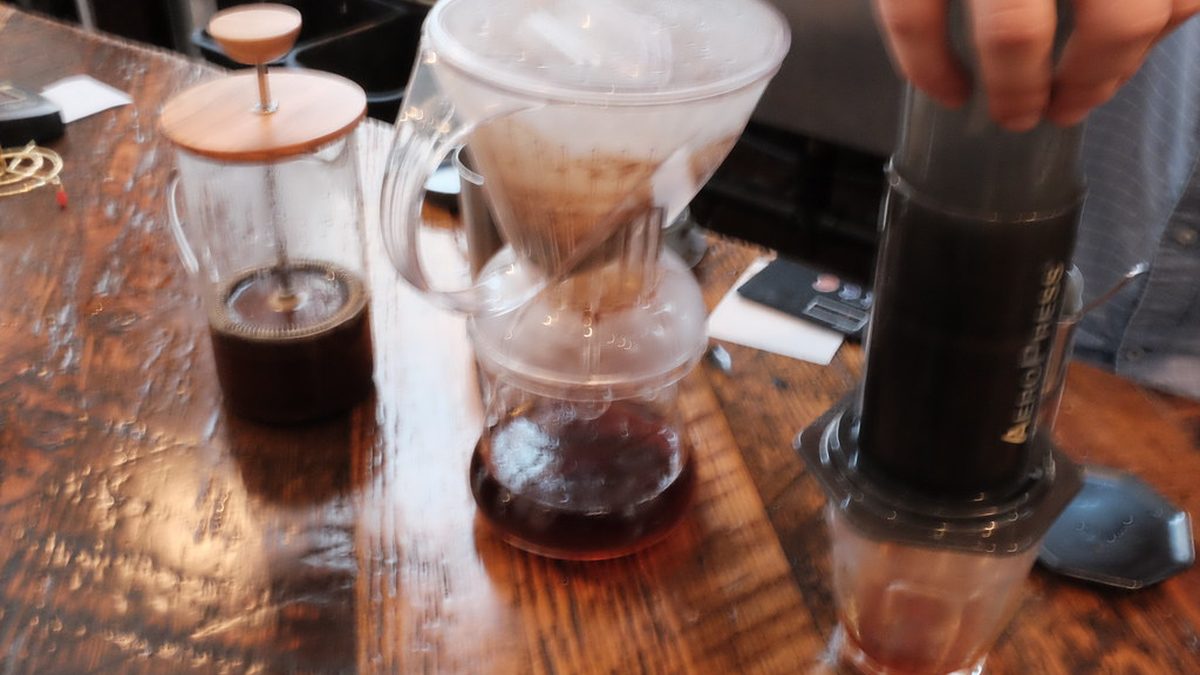 Tezgâhta yan yana duran cezve, French press, moka pot ve filtre kahve ekipmanları