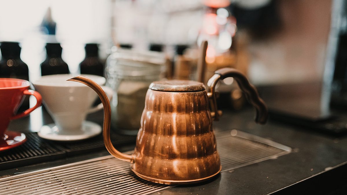 Termometreli kettle ile filtre kahve üzerine sıcak su dökülmesi