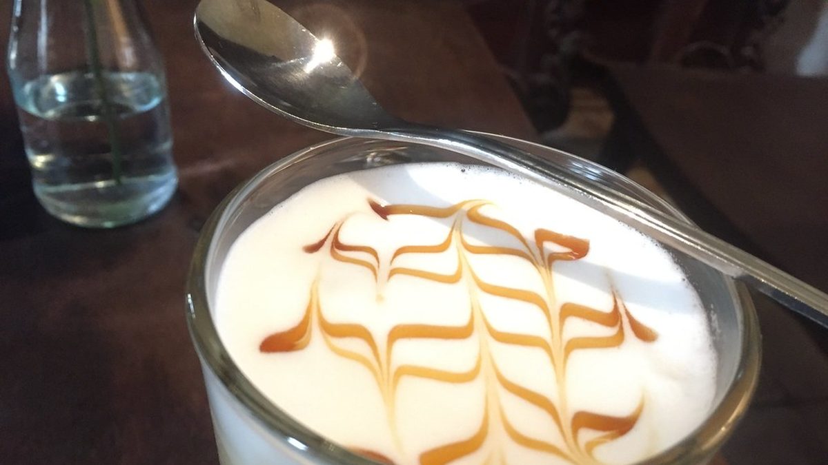 Cam bardakta katmanlı karamelli macchiato ve üstünde karamel sos