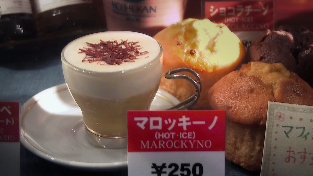 Küçük fincanda espresso macchiato ve üzerinde süt köpüğü