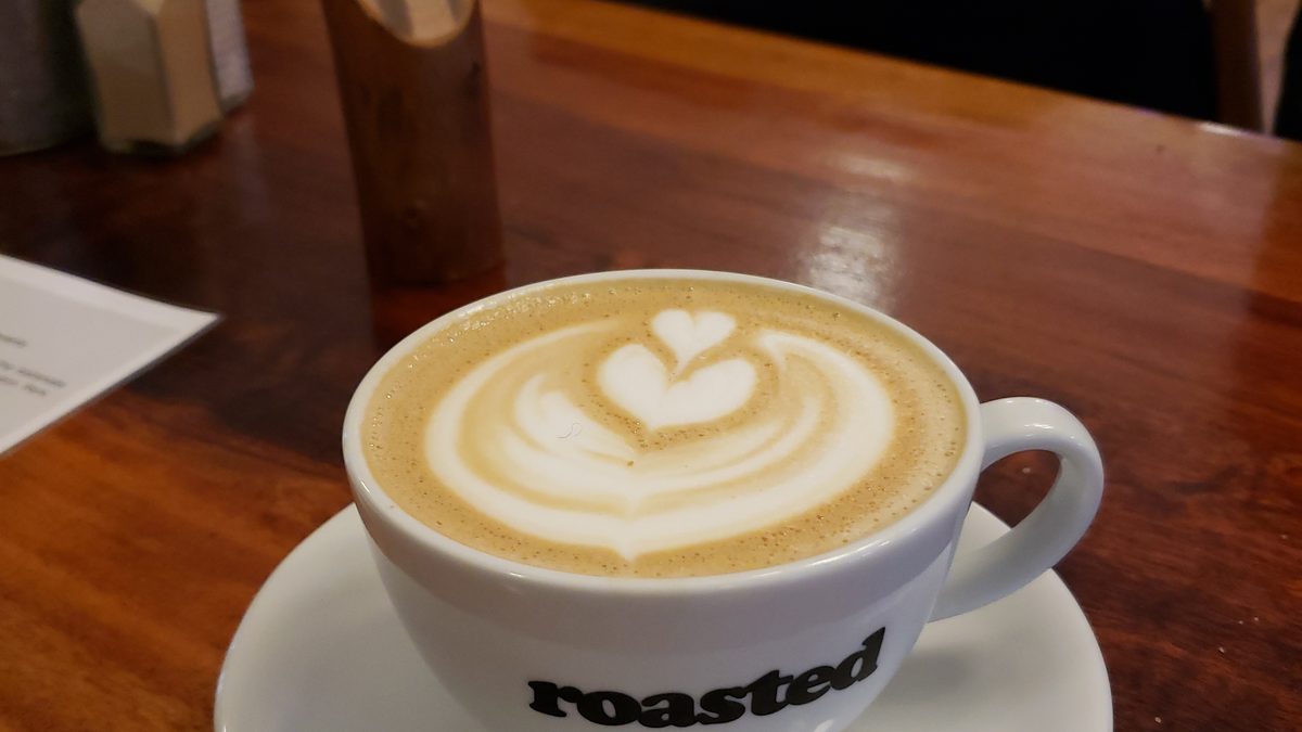 Çikolatalı mocha kahvesi ve üzerinde krema