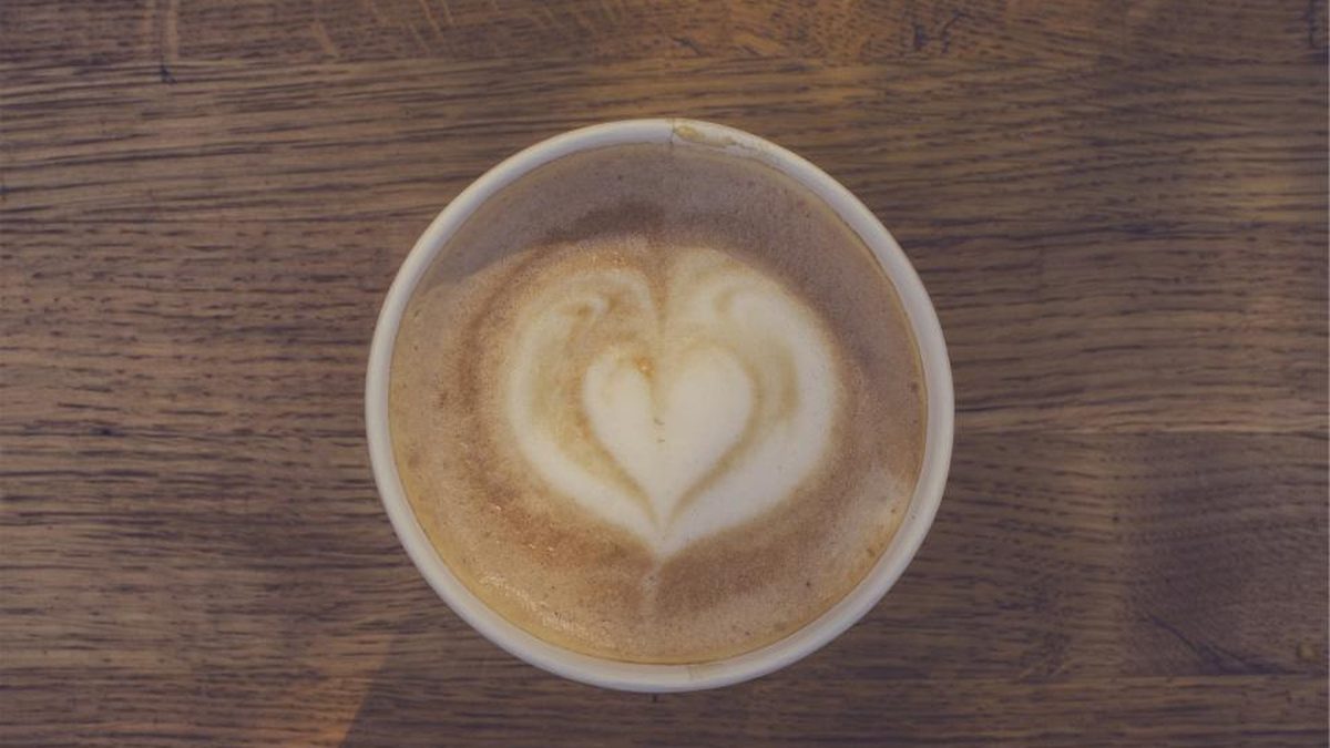 Kavanoz ve French press ile köpürtülmüş süt