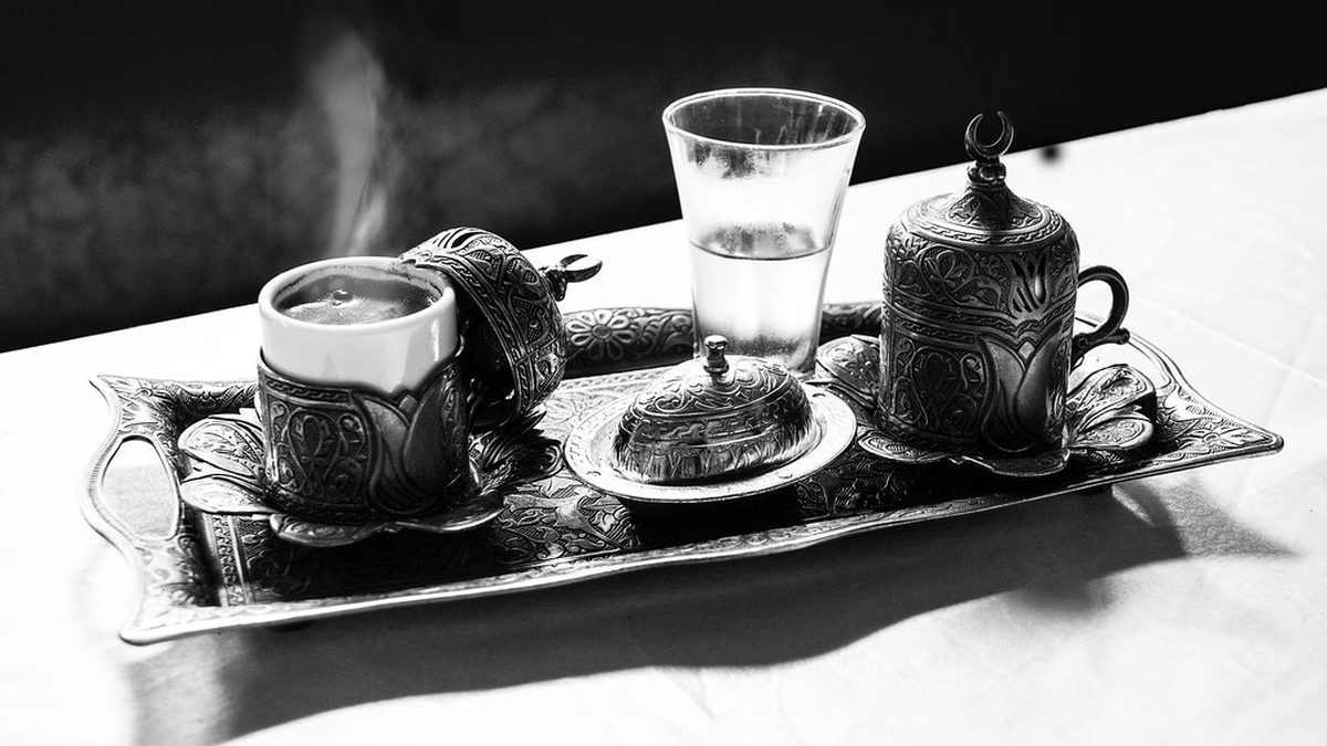 Türk kahvesi fincanı, cezve ve ölçülü kahve kaşığı